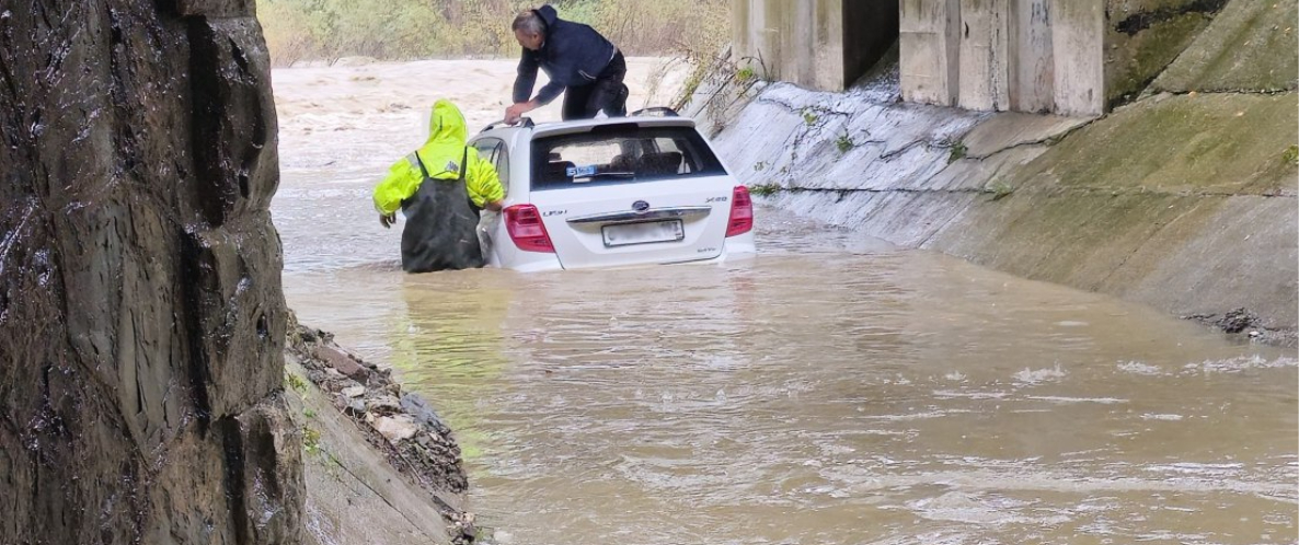 В Туапсинском районе мужчина застрял на крыше машины во время ливня